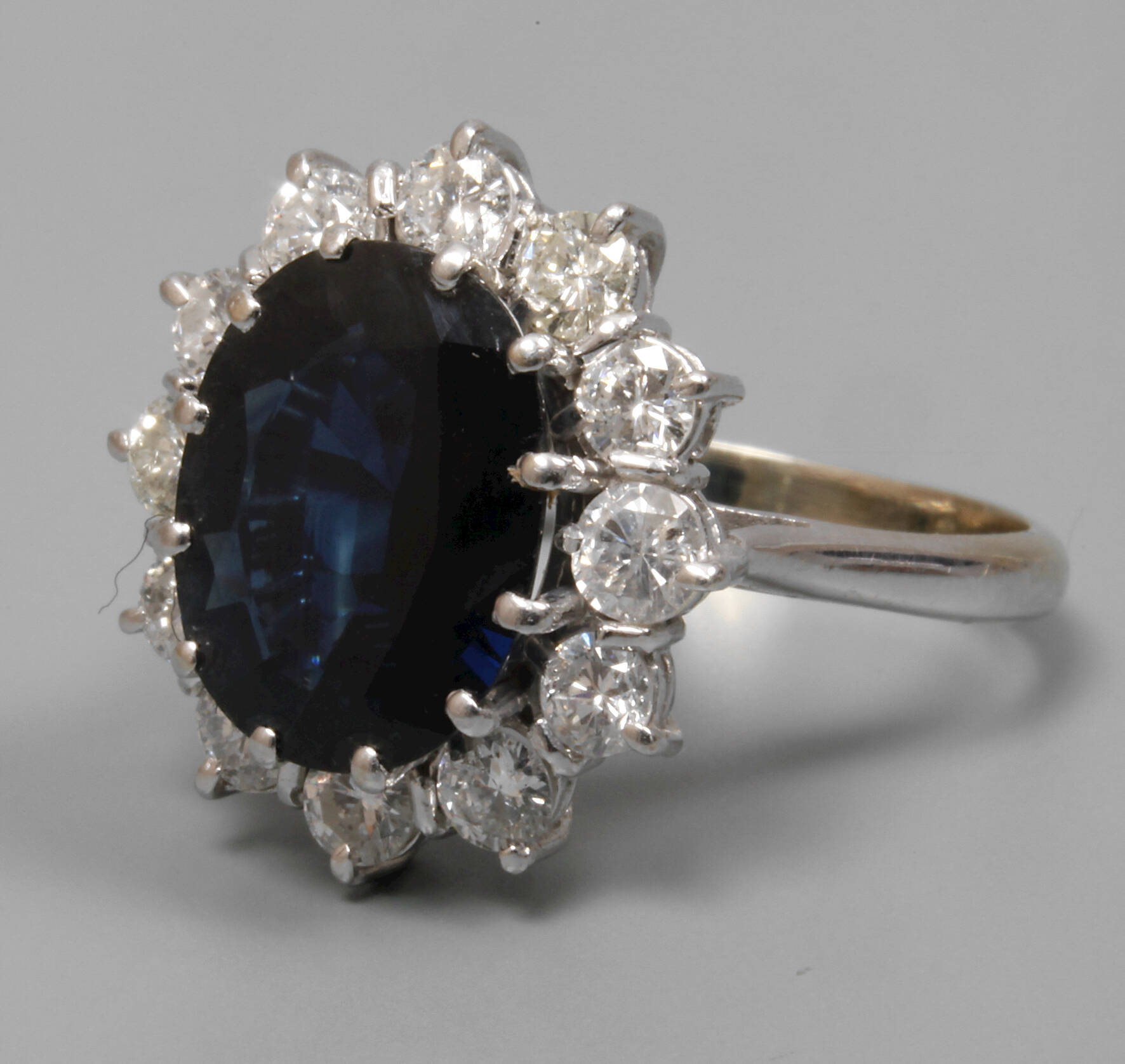 Damenring mit Saphir und Brillanten