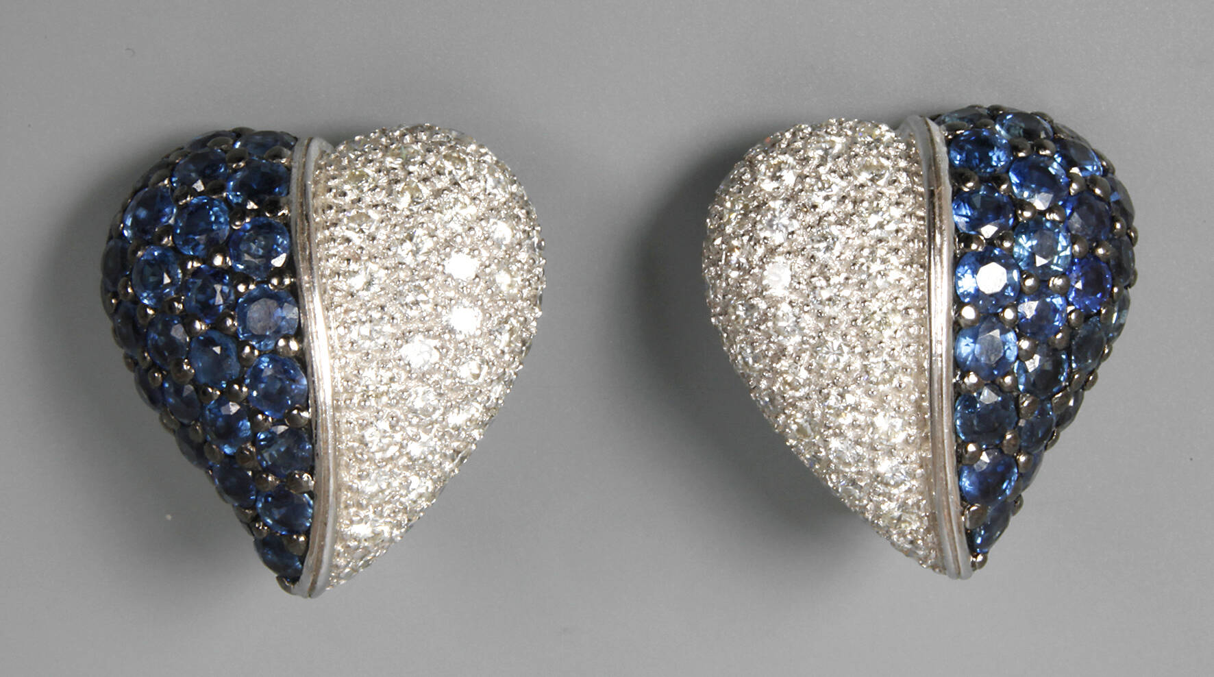 Paar Ohrclips mit Diamanten und Saphiren