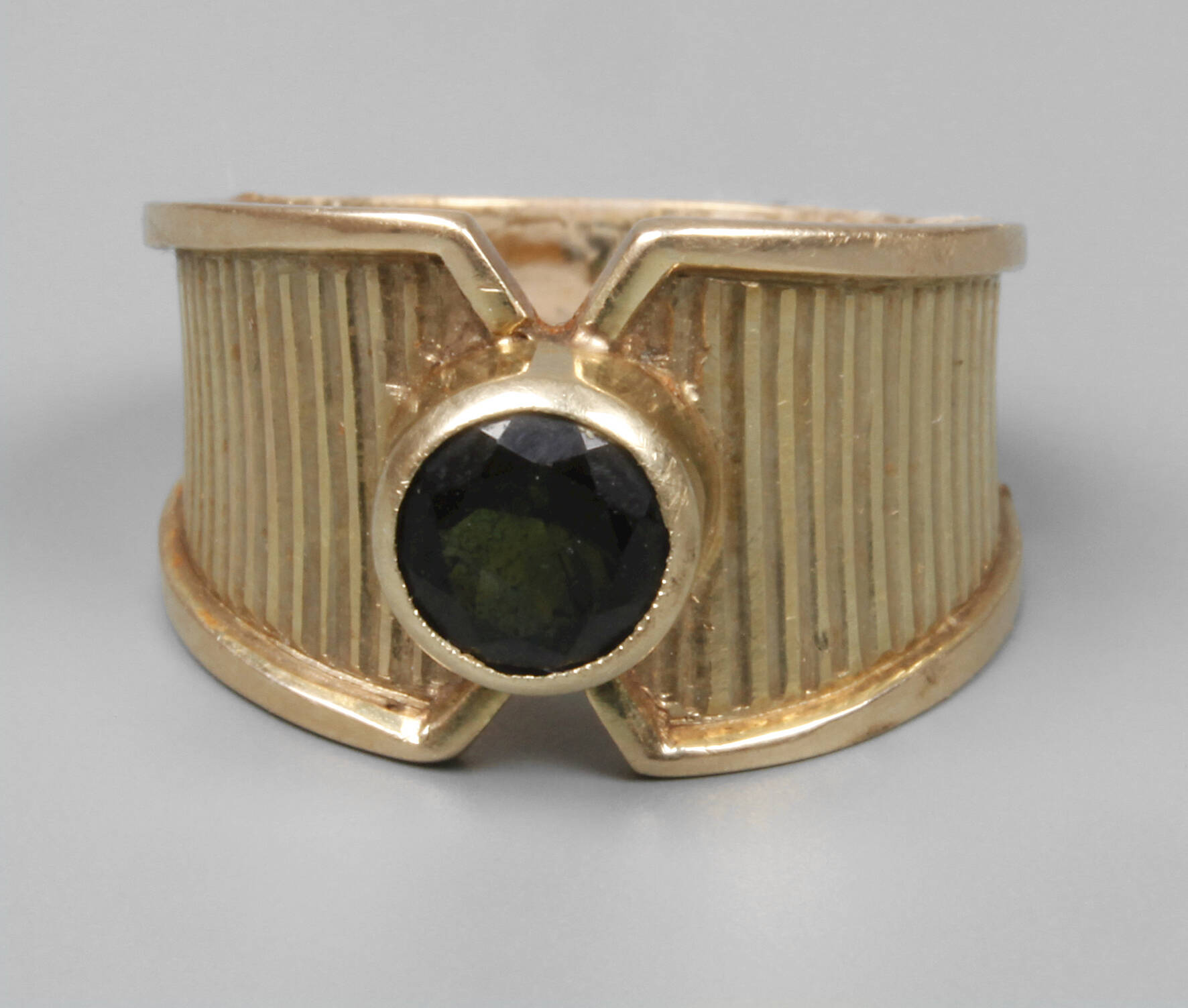 Damenring mit Saphir