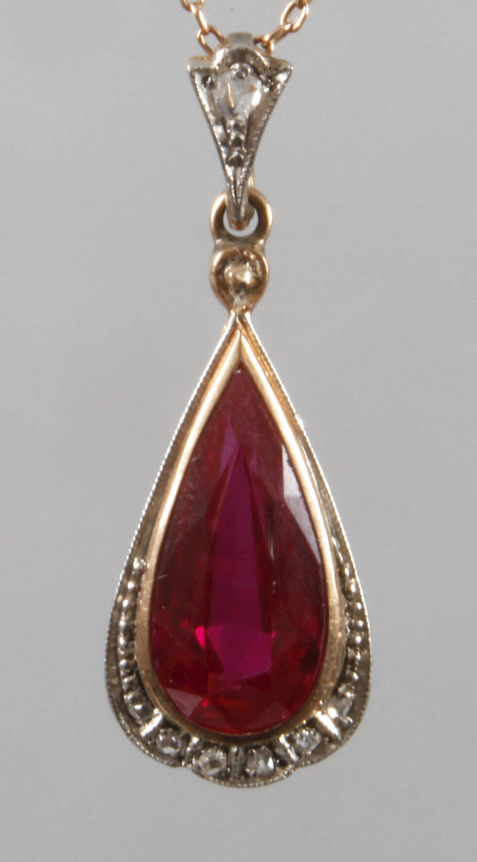 Anhänger mit Steinbesatz