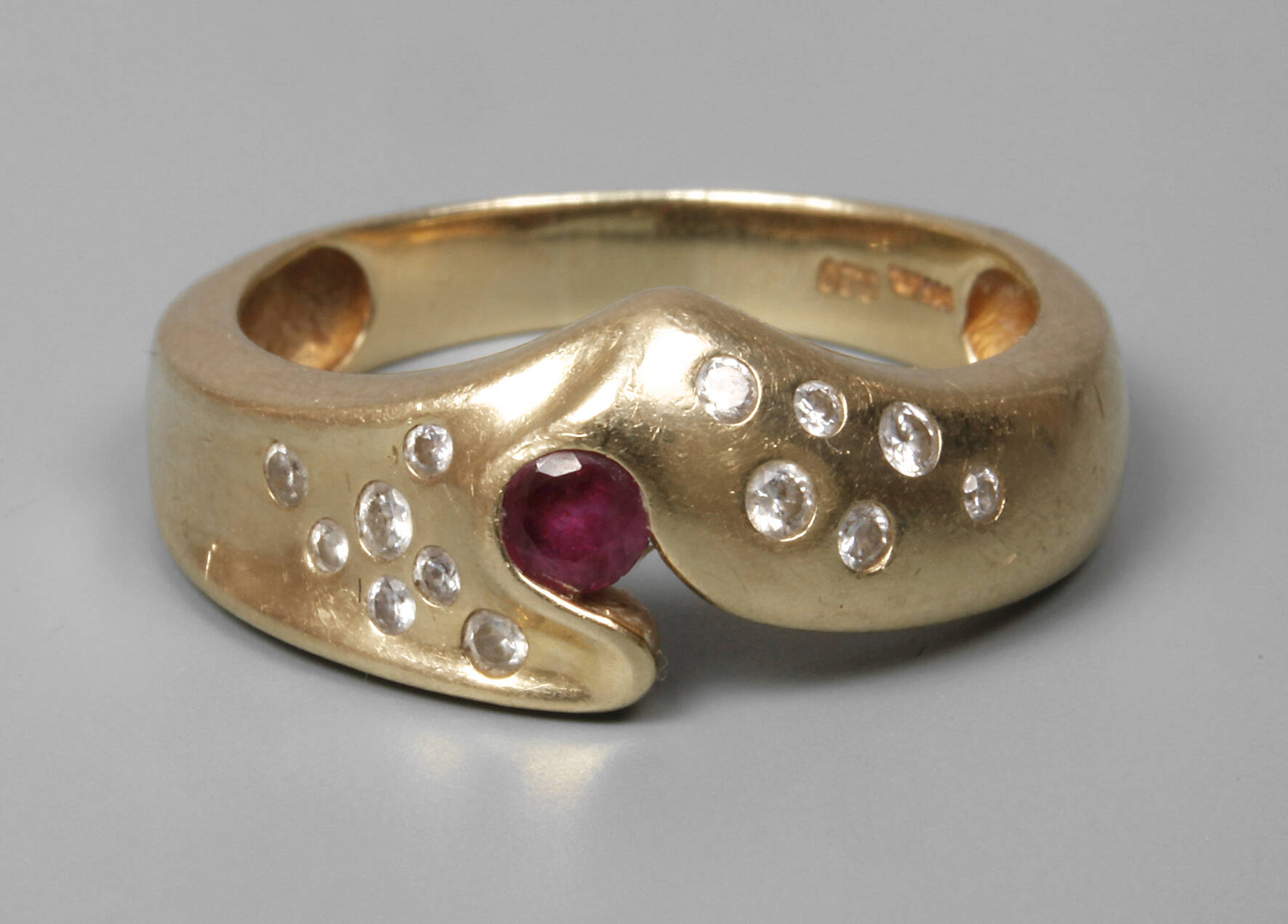 Damenring mit Rubin und Brillanten