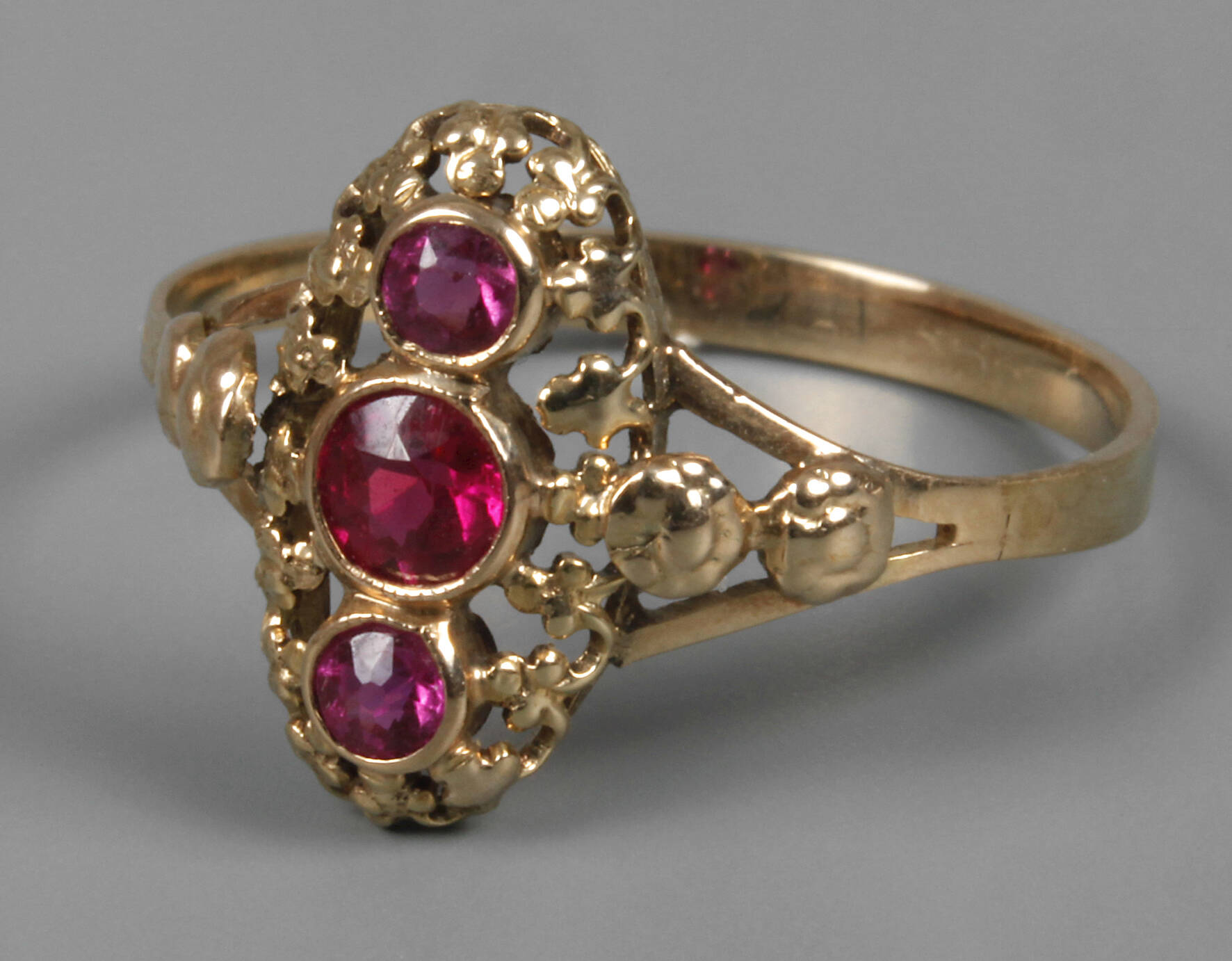 Damenring mit Steinbesatz