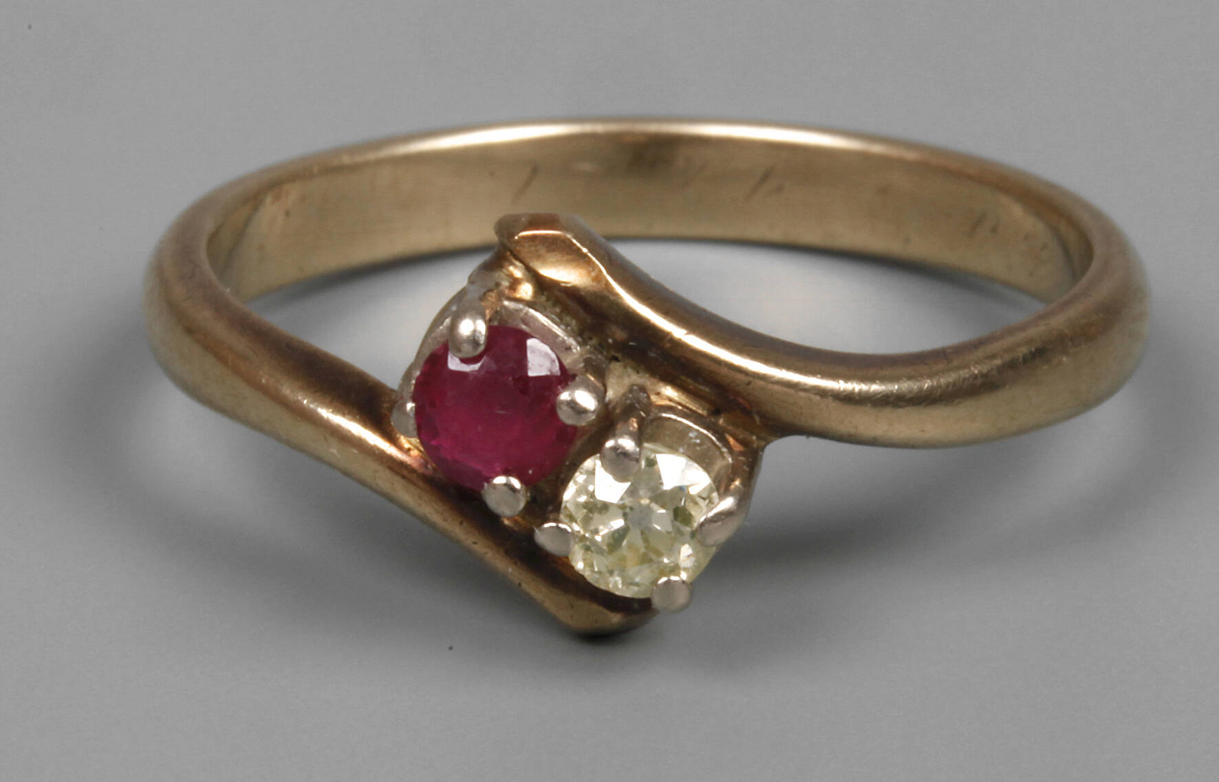Damenring mit Rubin und Brillant
