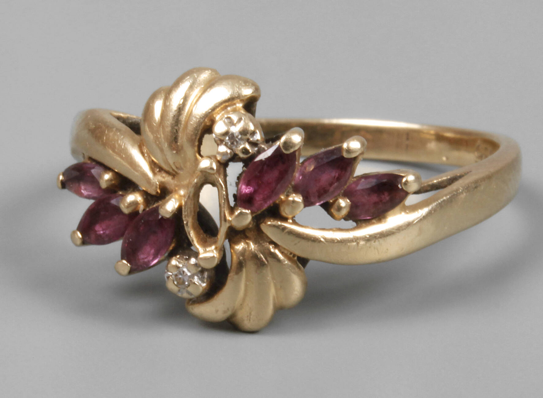 Damenring mit Rubinen