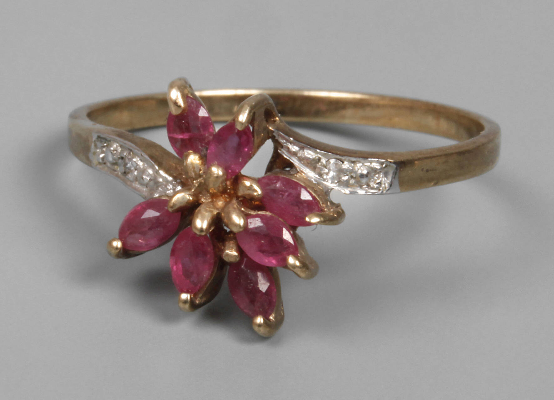 Damenring mit Rubinen