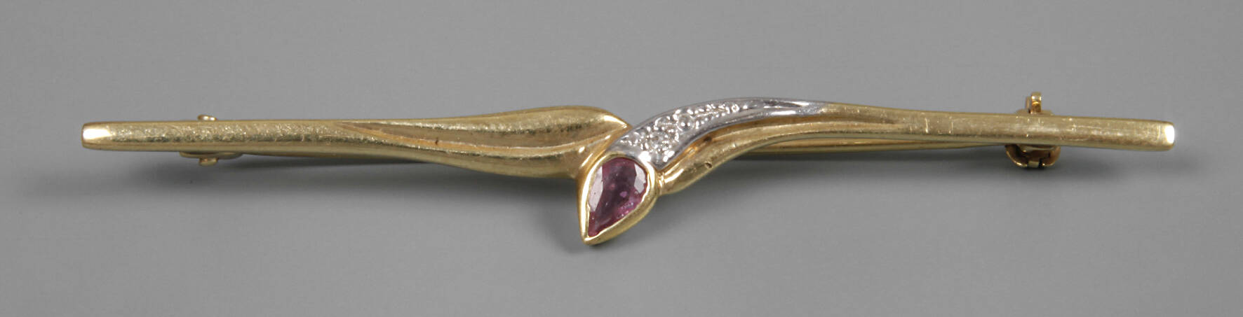 Stabbrosche mit Rubin