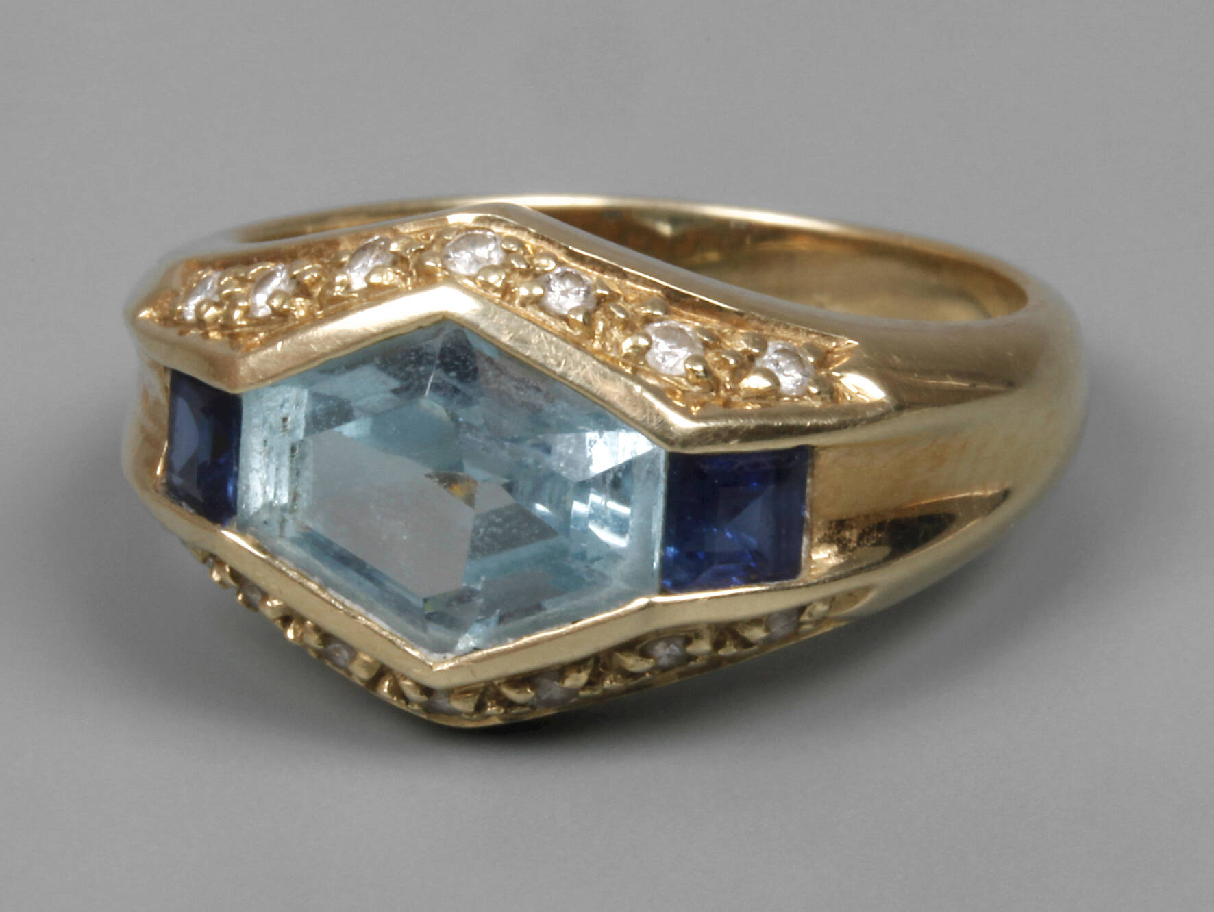 Damenring mit Steinbesatz