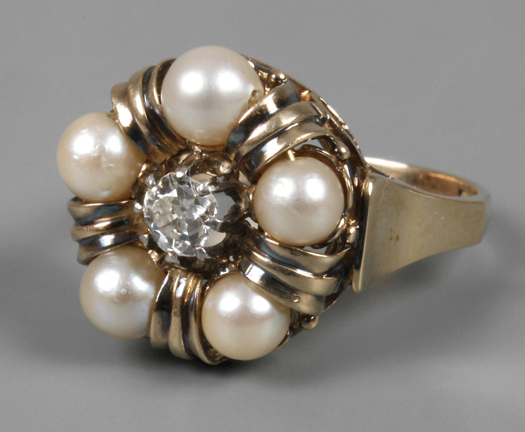 Damenring mit Perlen und Diamant