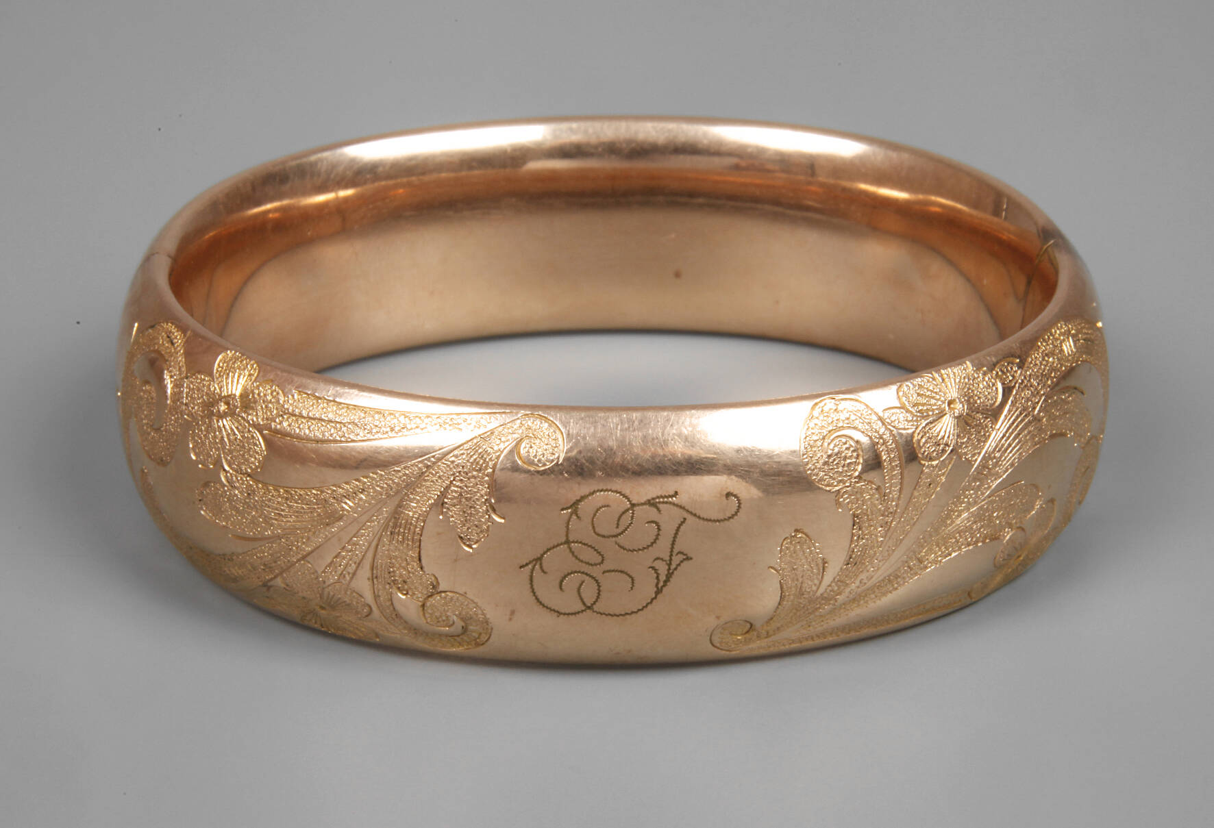 Breiter goldener Armreif