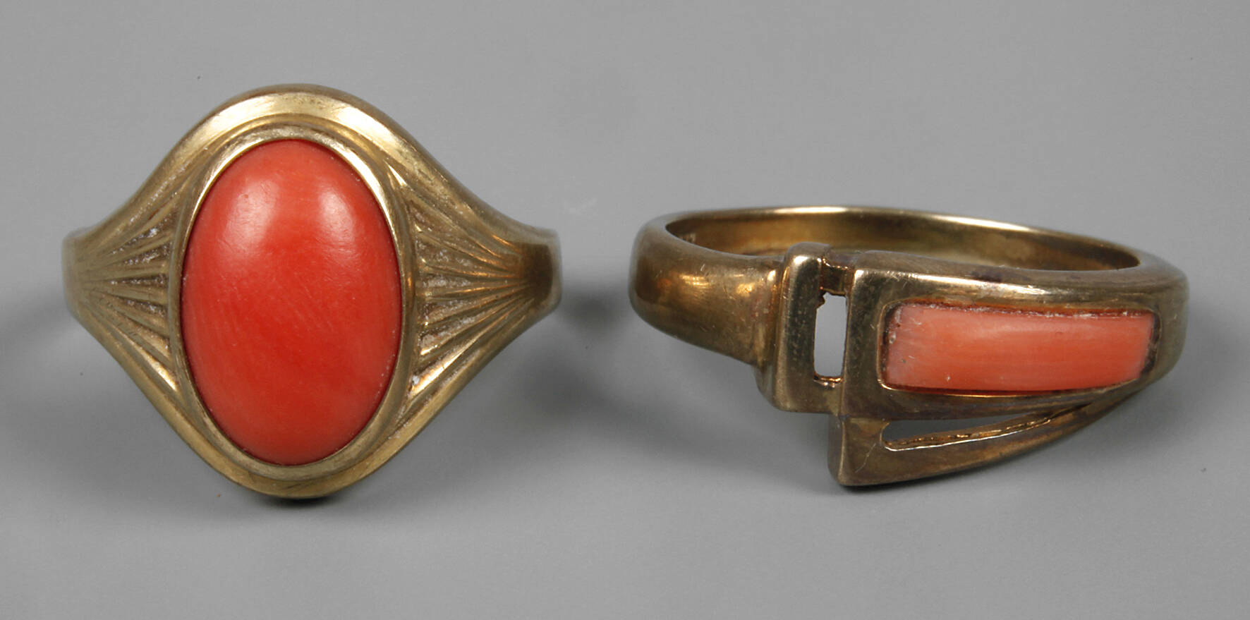 Zwei Damenringe mit Korallen