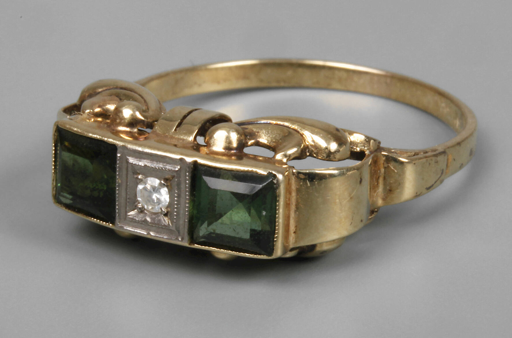 Ring mit Steinbesatz