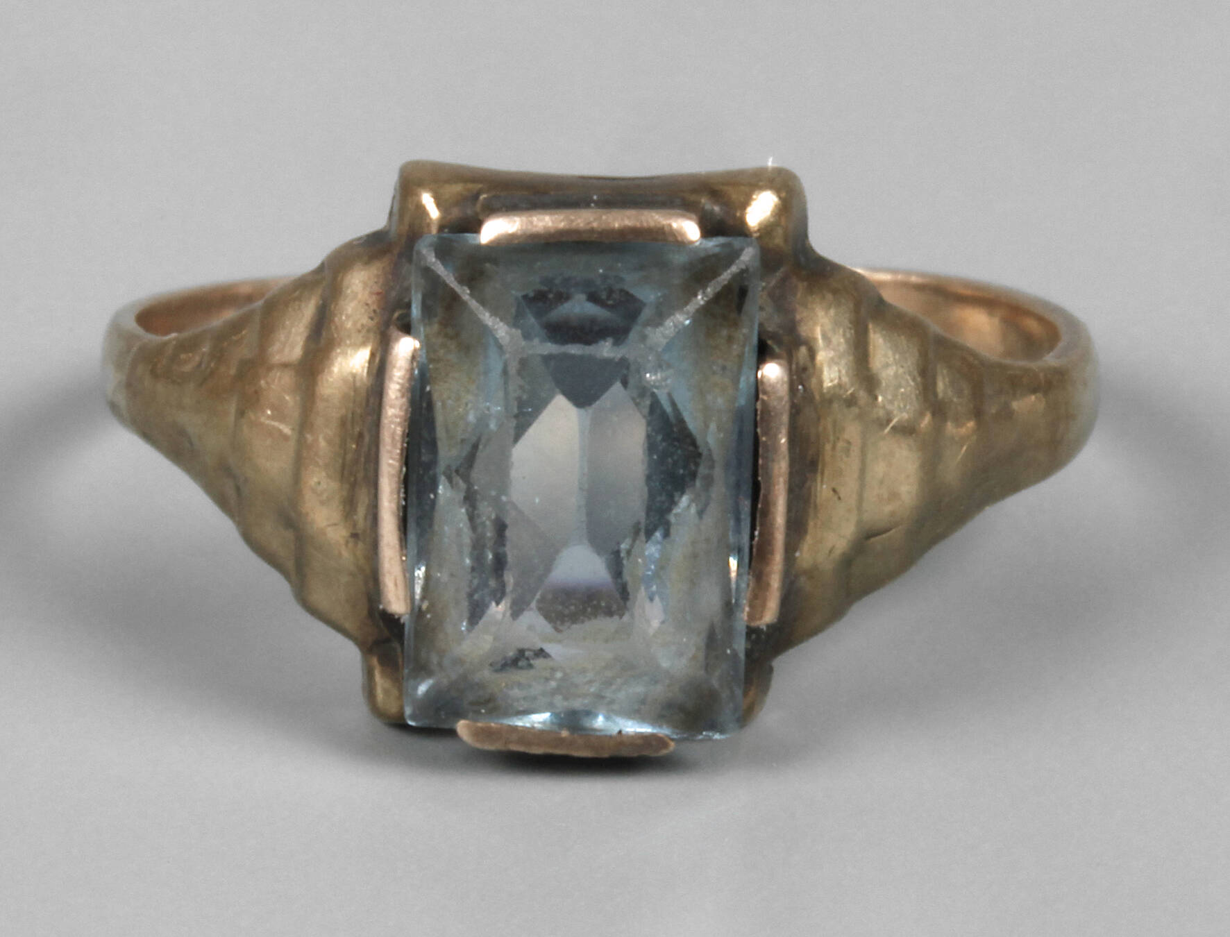 Damenring mit Steinbesatz