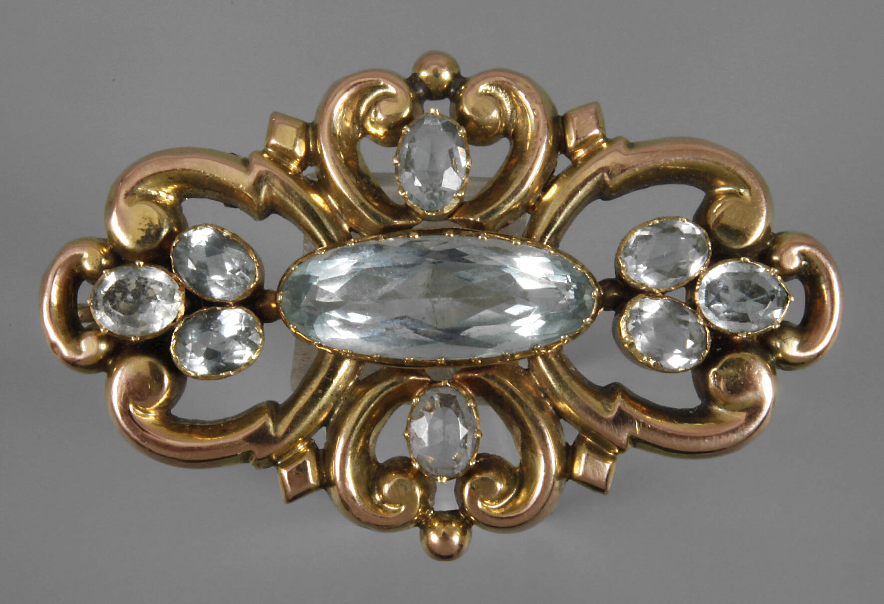 Historismusbrosche mit Aquamarinen