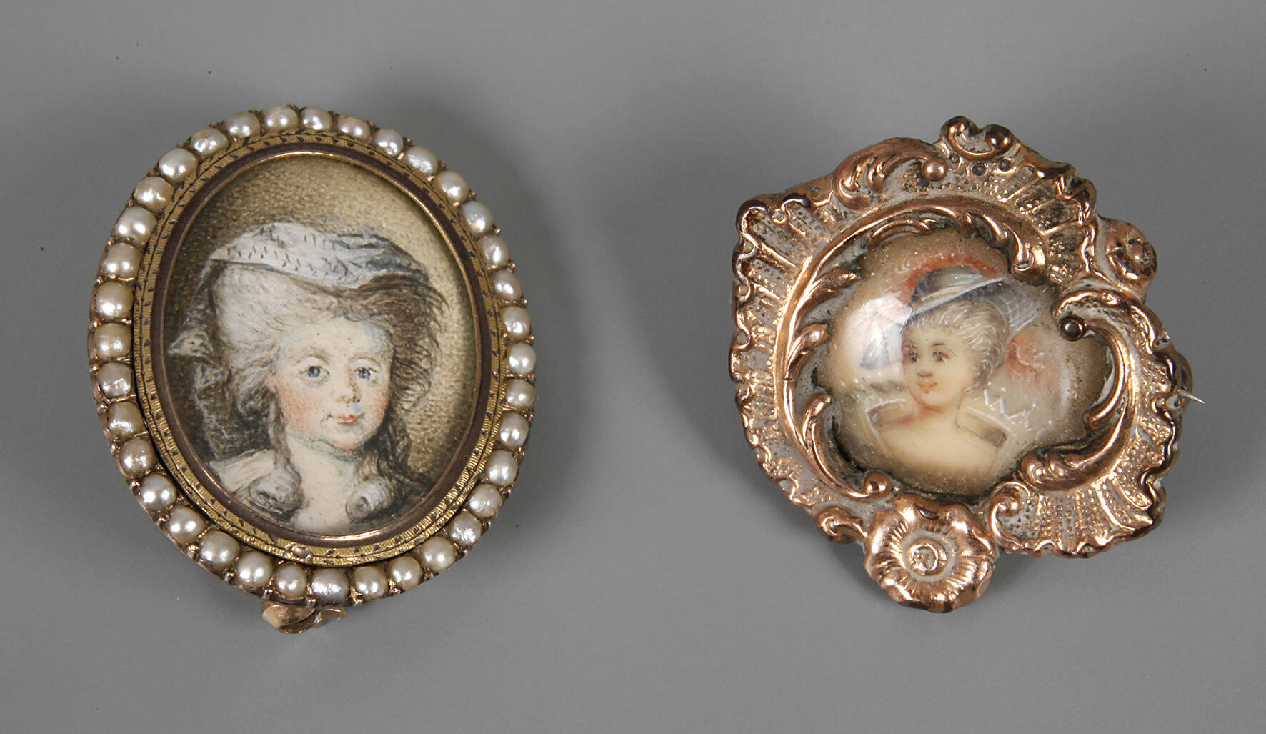 Zwei Broschen mit Miniaturen