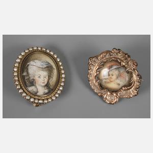 Zwei Broschen mit Miniaturen