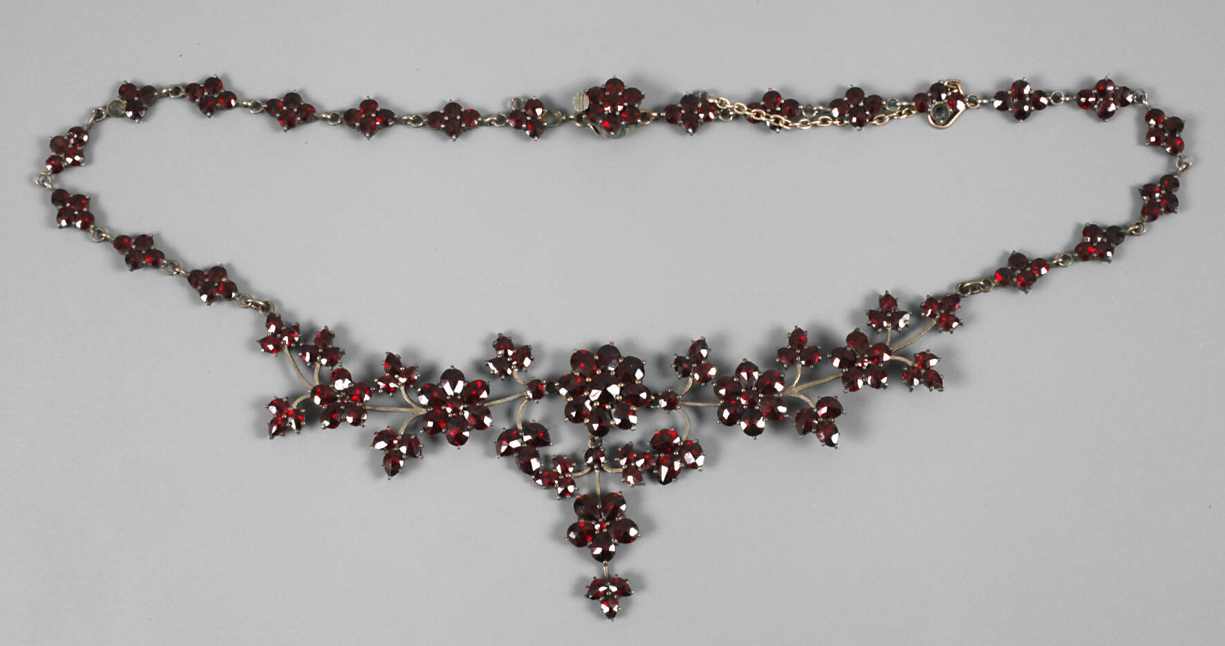 Florales Granatcollier