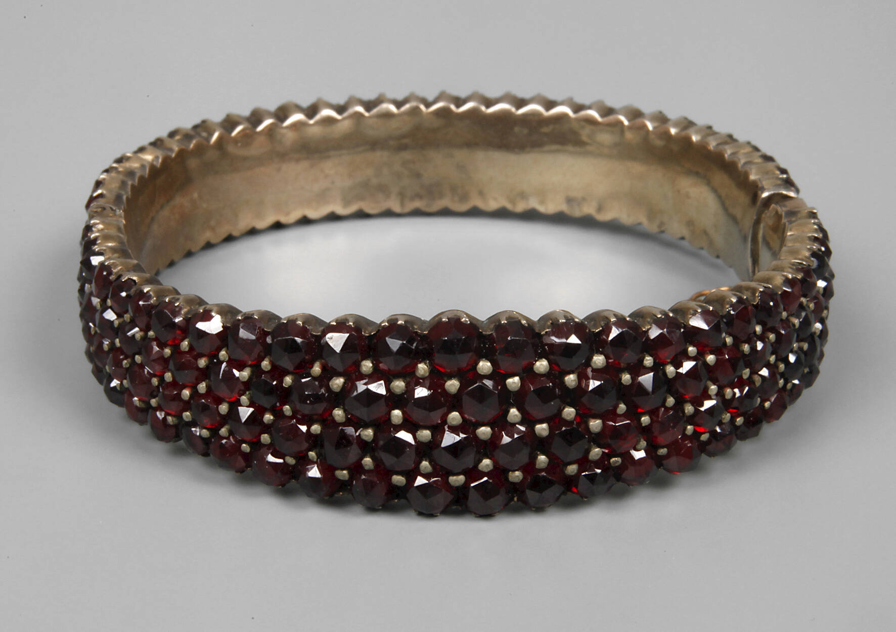 Armreif mit facettierten Granaten