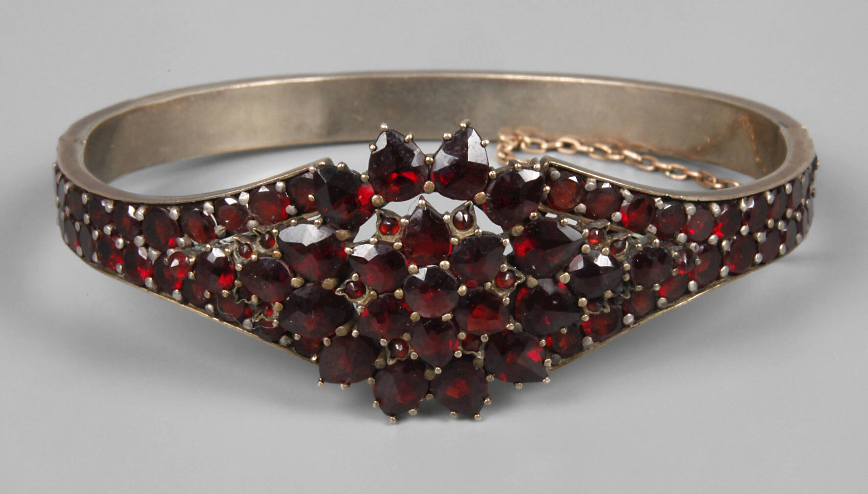 Armreif mit Granaten