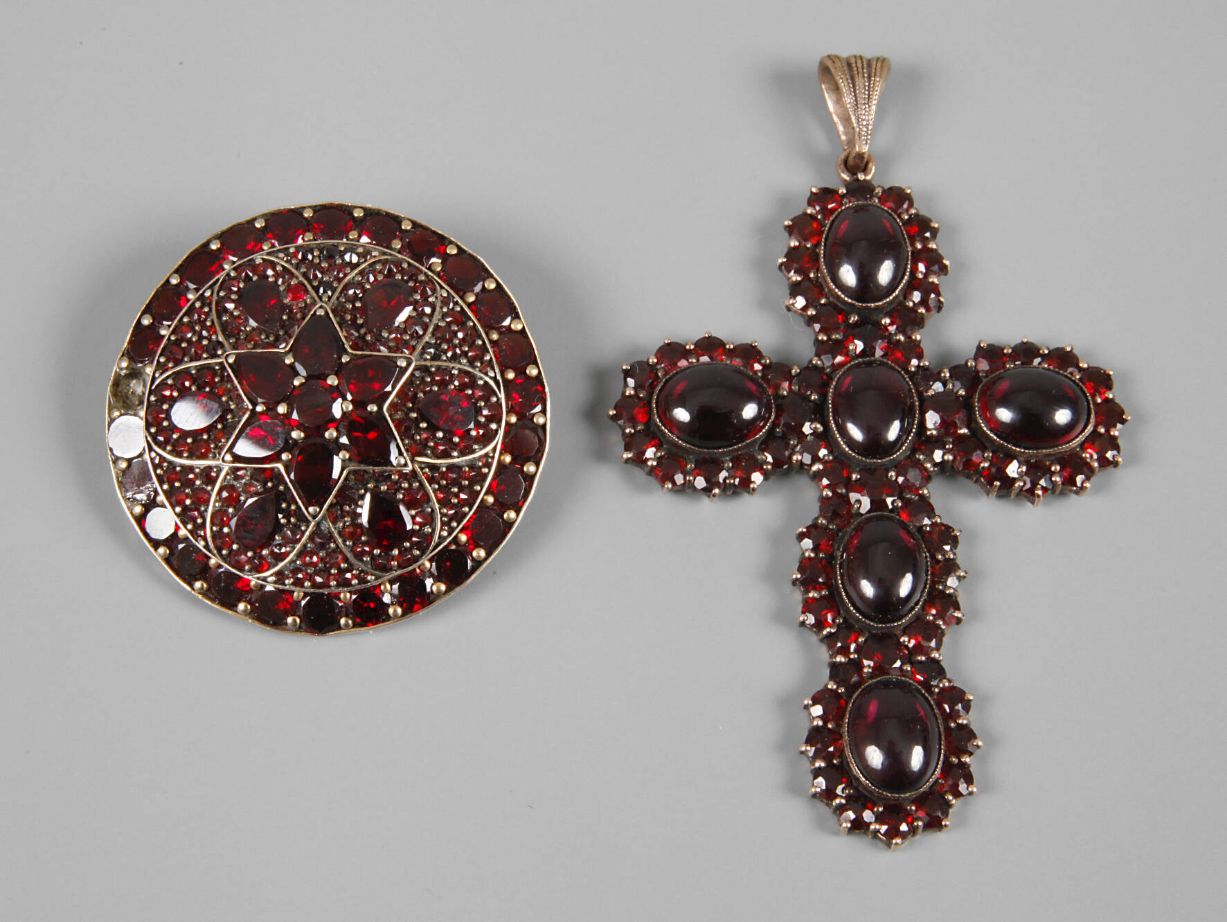 Zwei Teile Granatschmuck