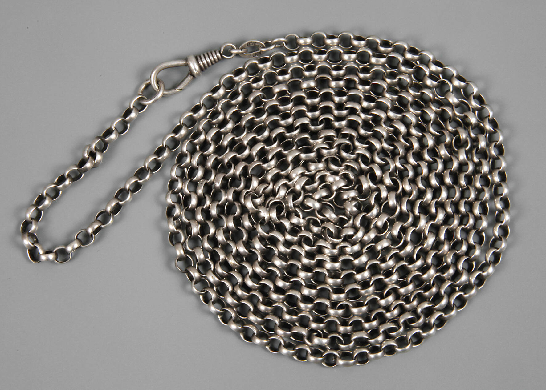 Sehr lange Silberkette