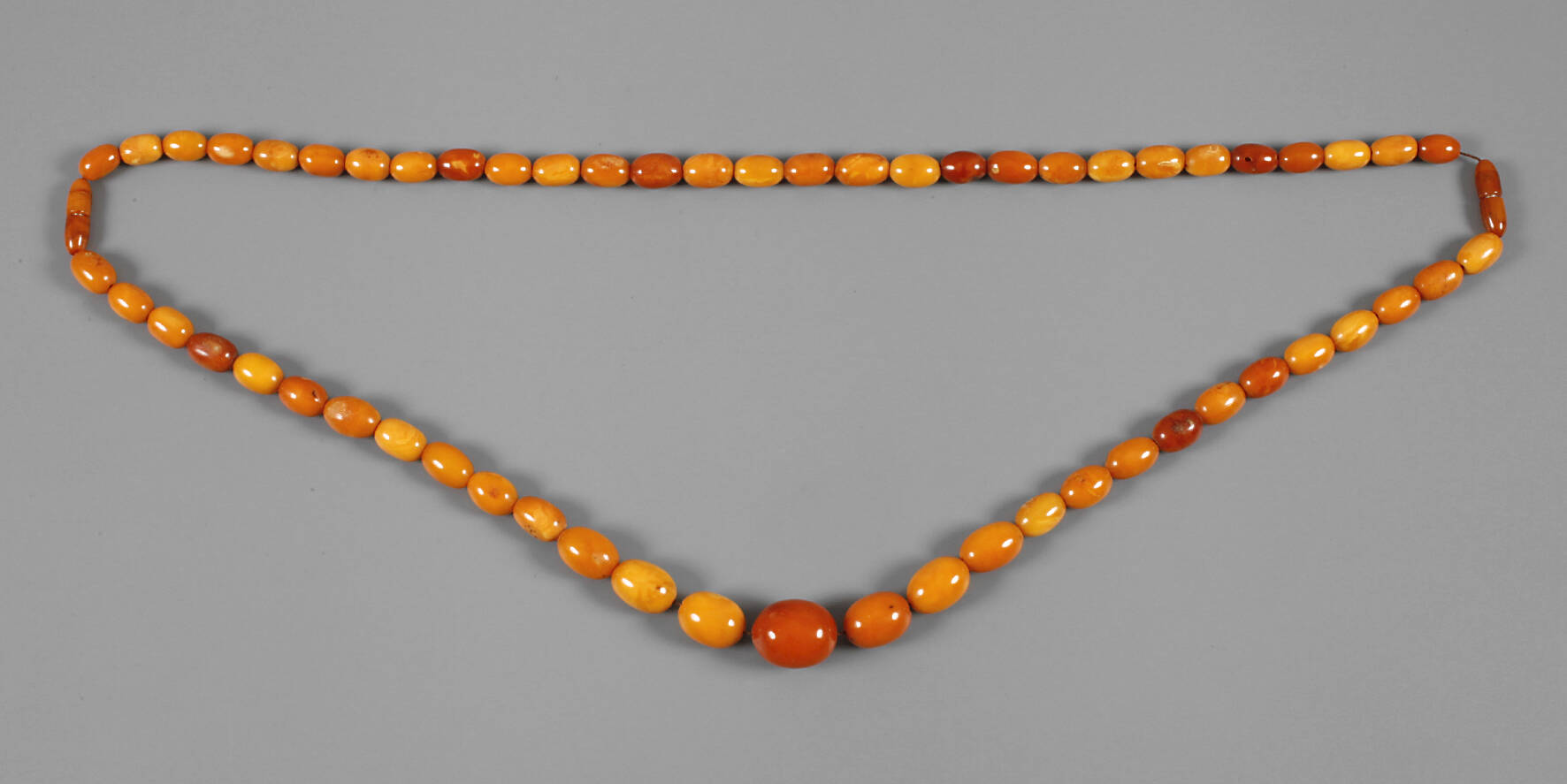 Langes Bernsteincollier