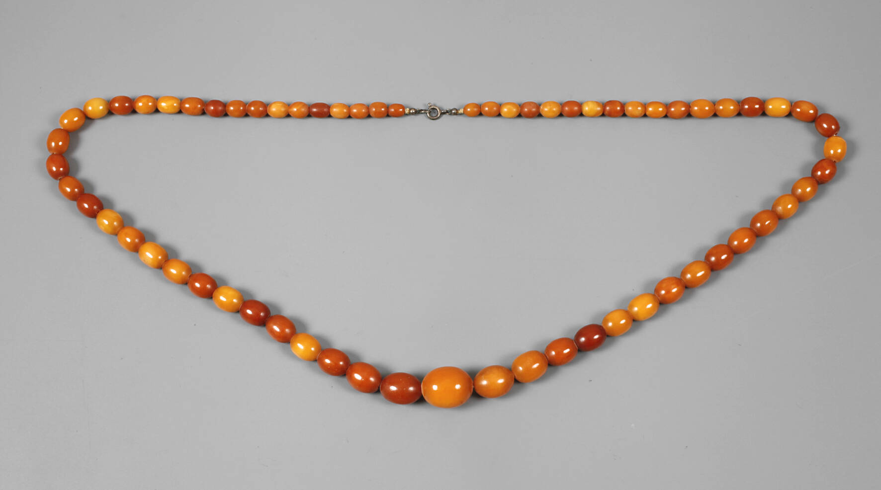 Langes Bernsteincollier