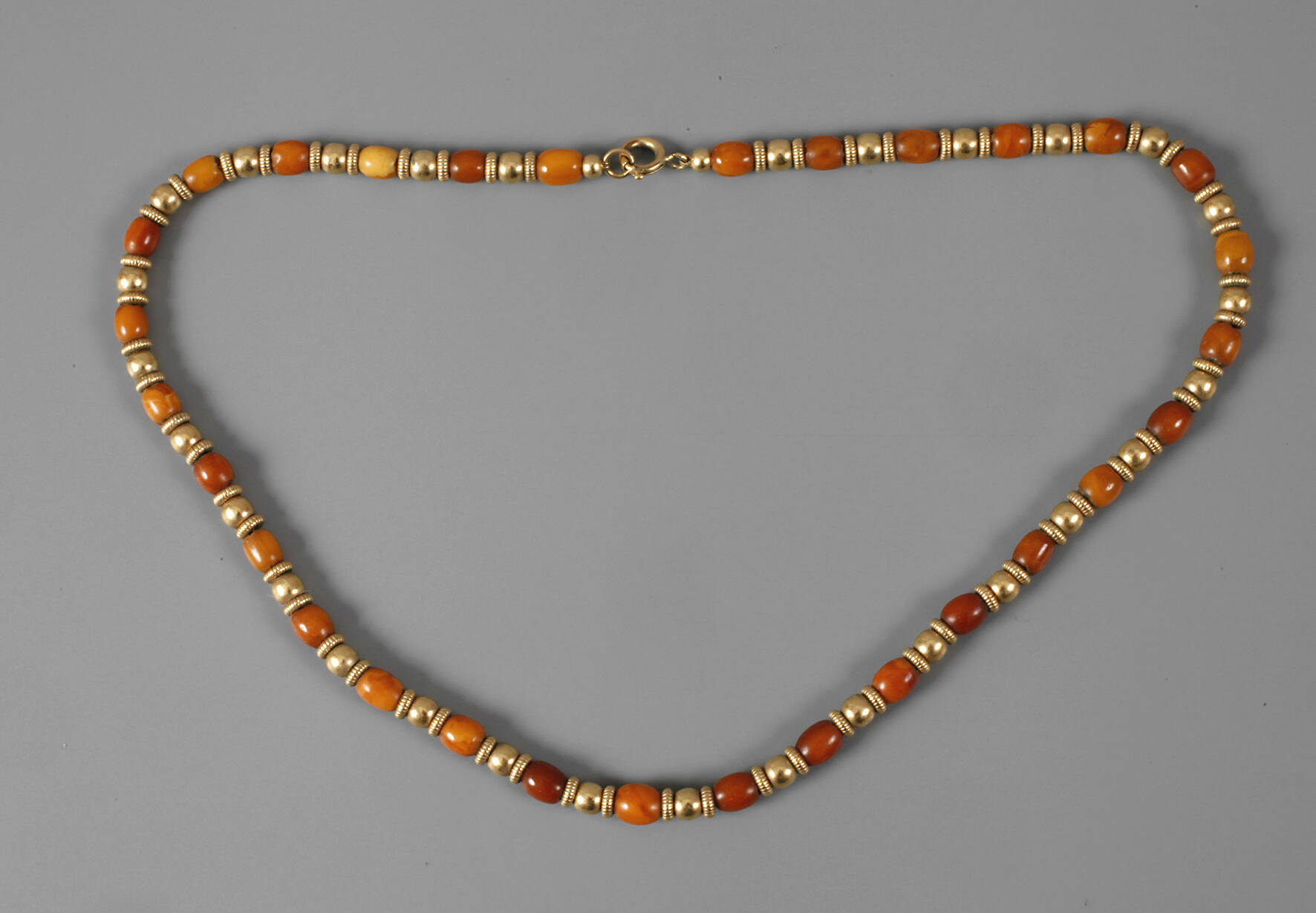 Kette mit Bernsteinoliven