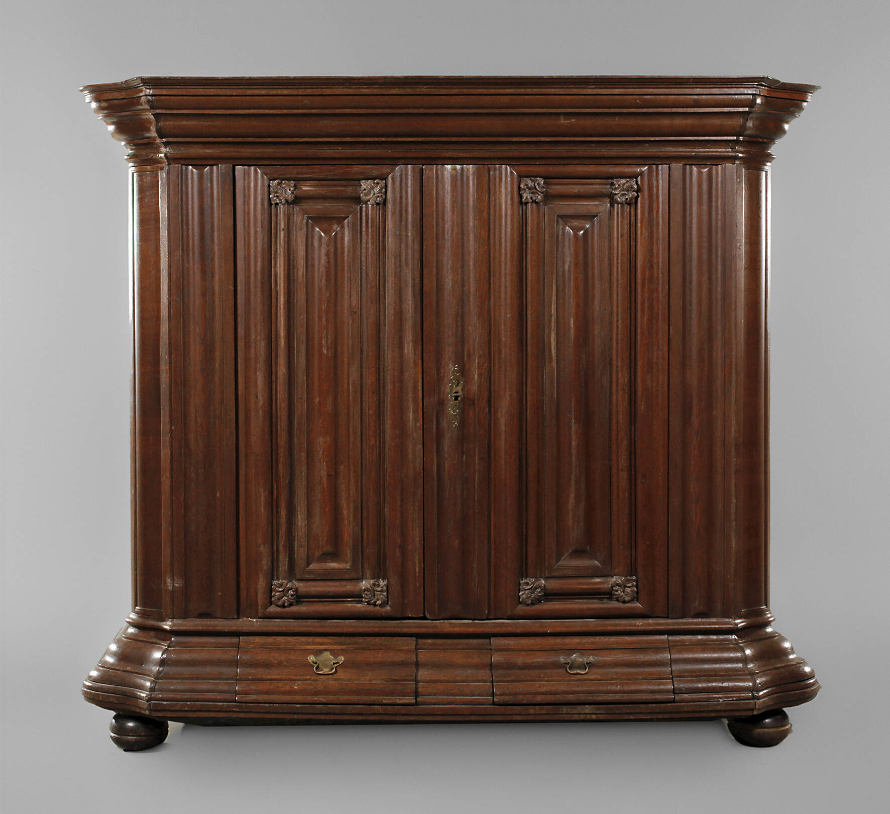 Großer barocker Hallenschrank