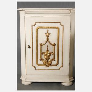 Paar Eckschränkchen im Barockstil