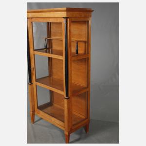 Vitrine im Biedermeierstil