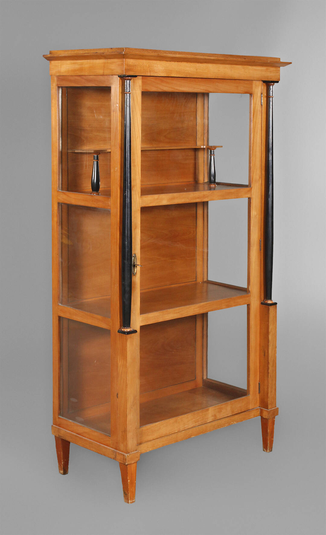 Vitrine im Biedermeierstil