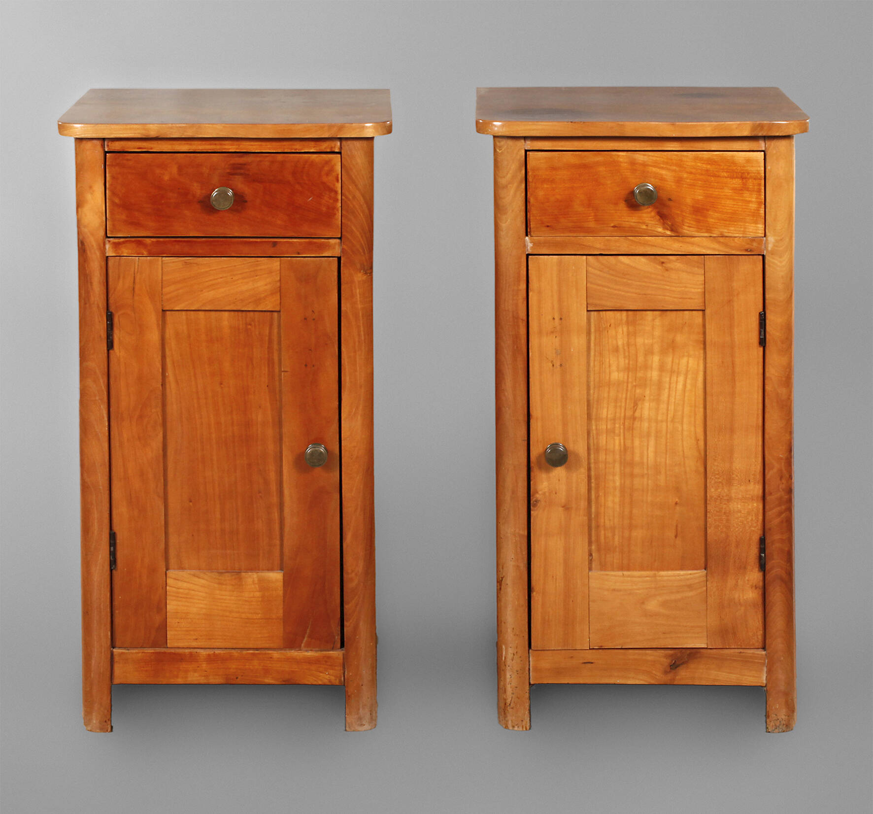 Paar Nachtschränkchen