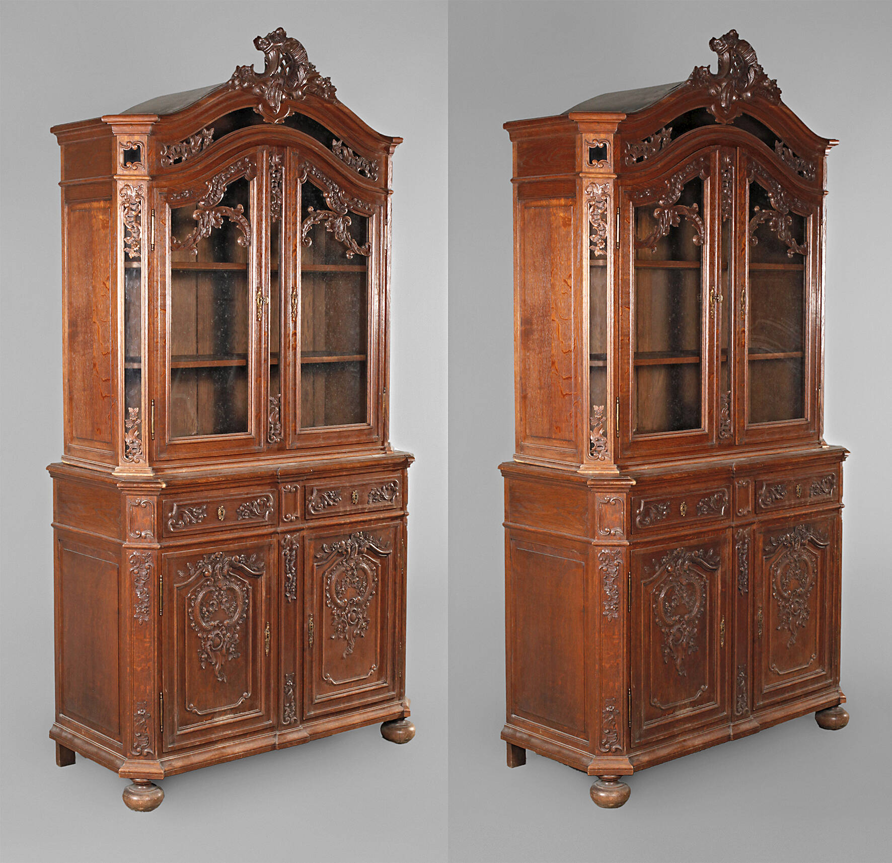Paar prächtige Aufsatzvitrinen