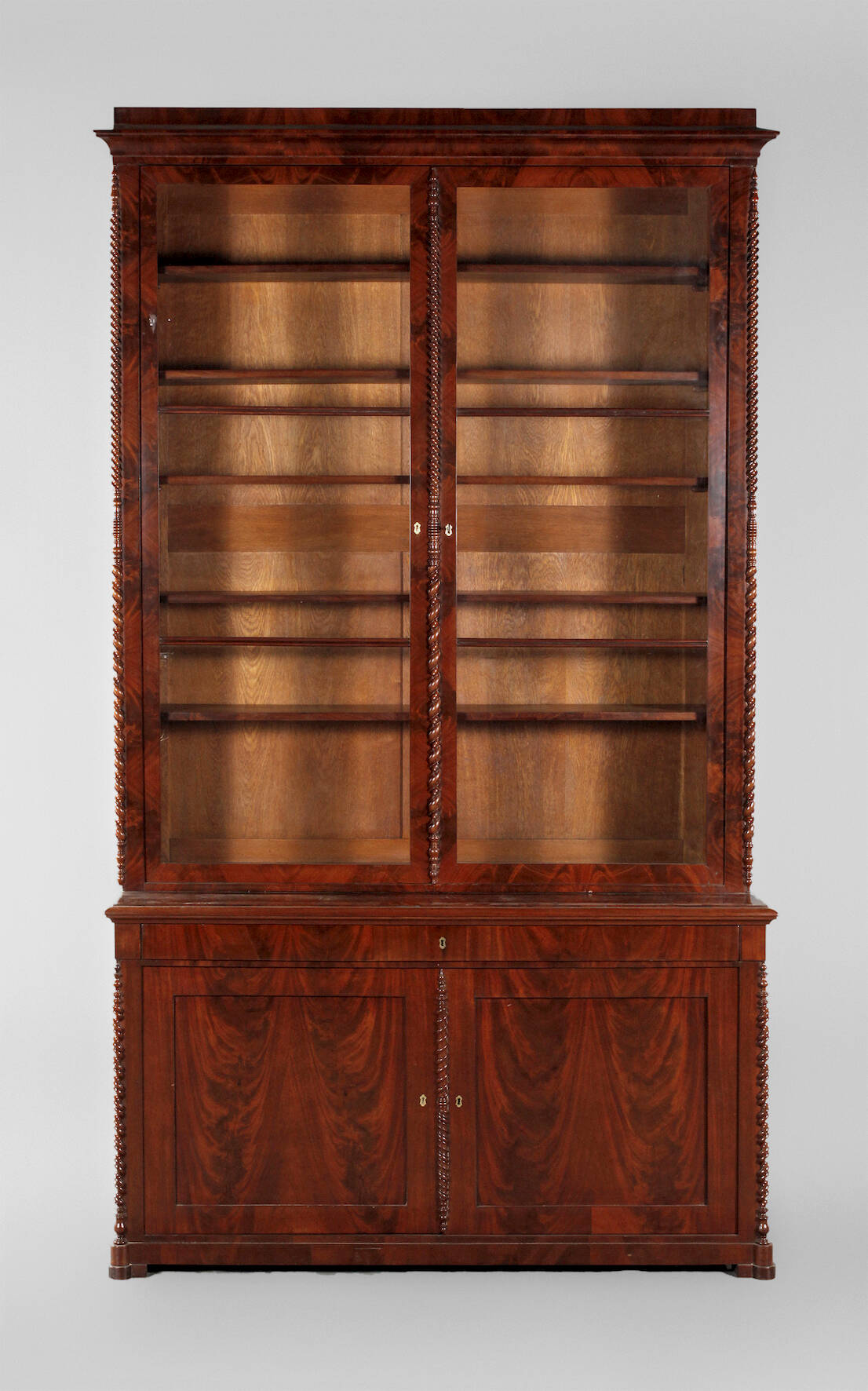 Großer Bibliotheksschrank