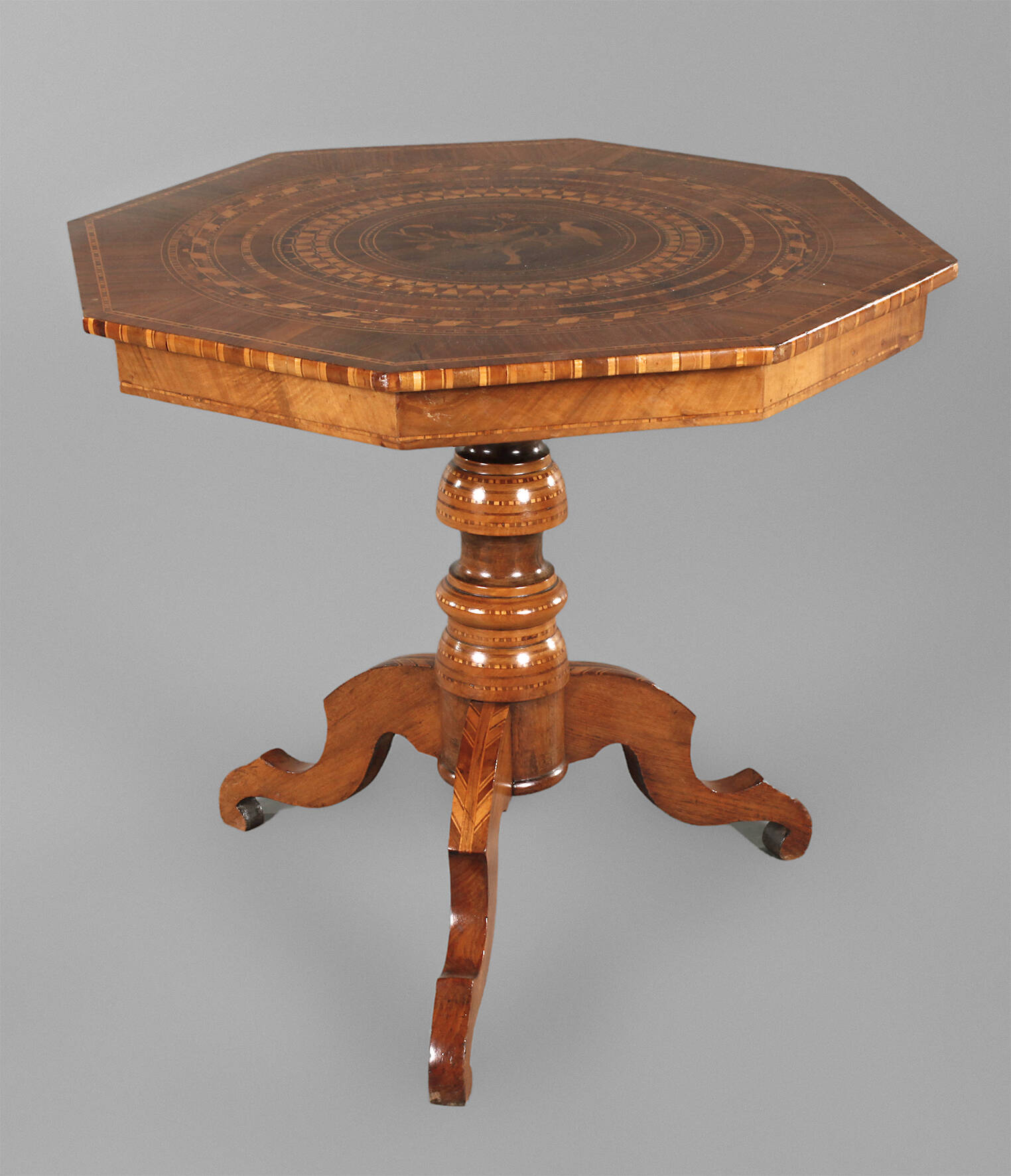 Intarsiertes Beistelltischchen