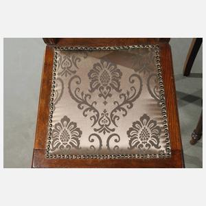 Salontisch und zwei Stühle