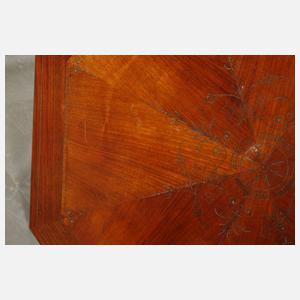 Salontisch und zwei Stühle