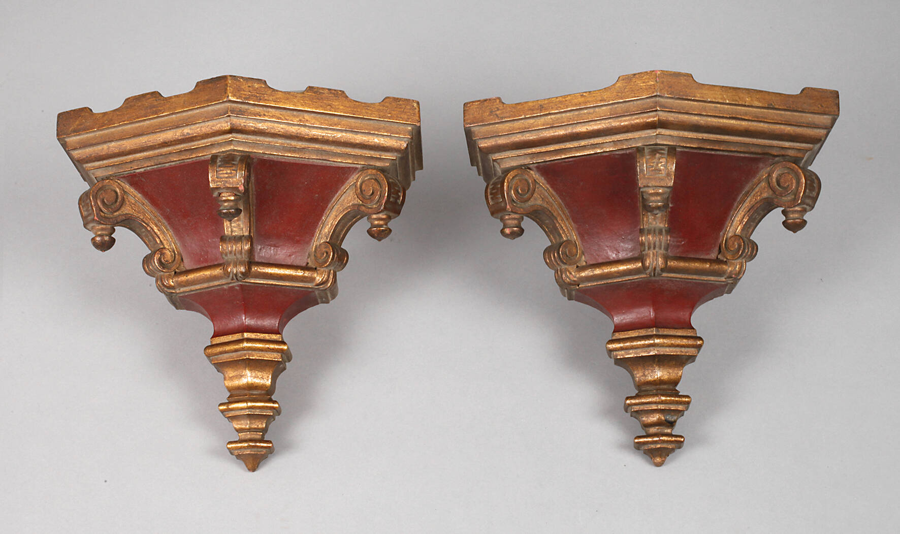 Paar kleine Wandkonsolen