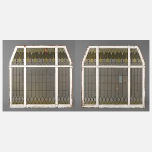 Paar große Bleiglasfenster