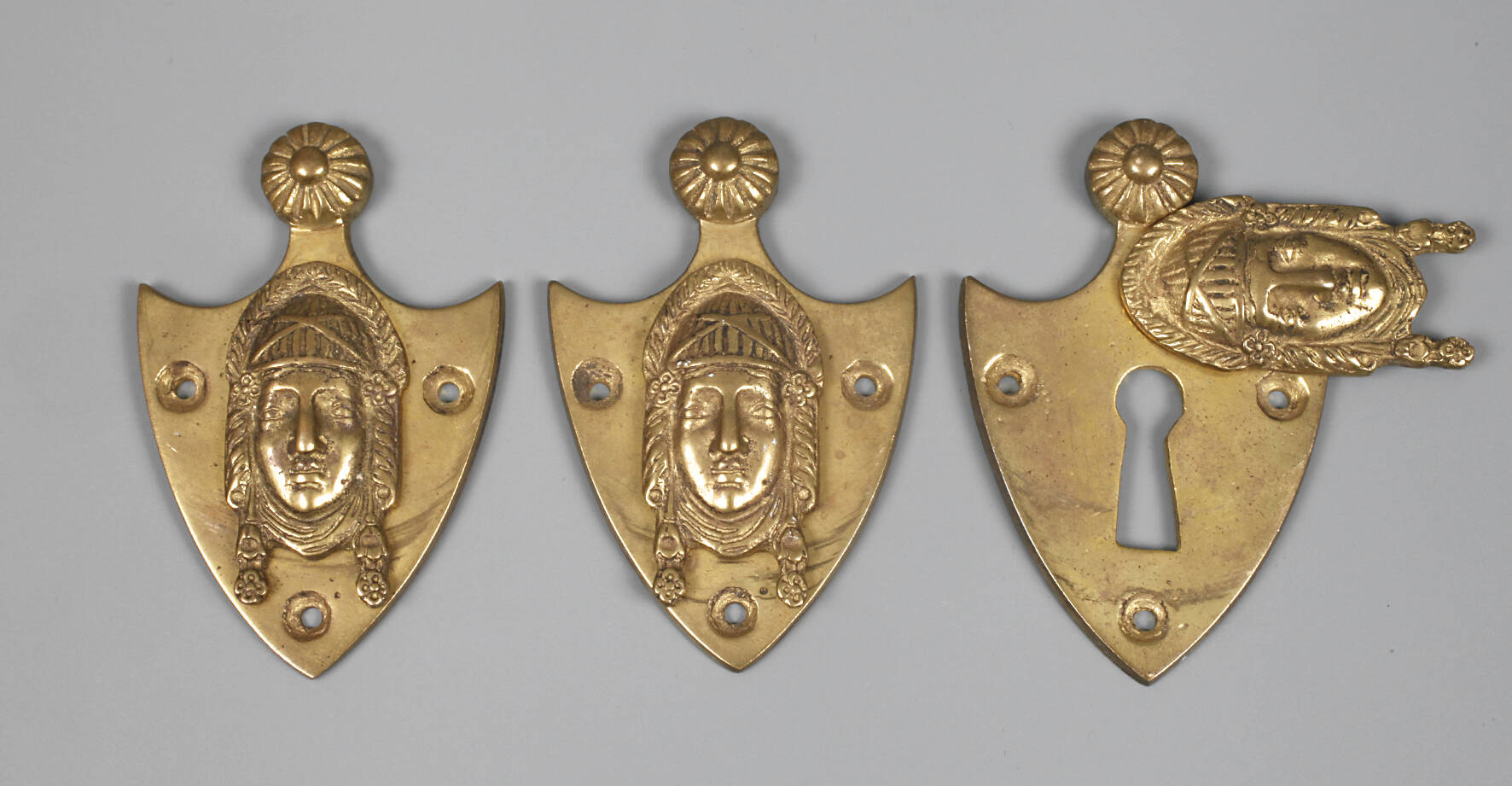 Drei Möbelbeschläge