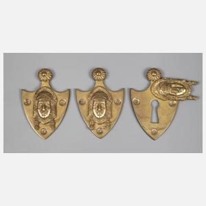 Drei Möbelbeschläge