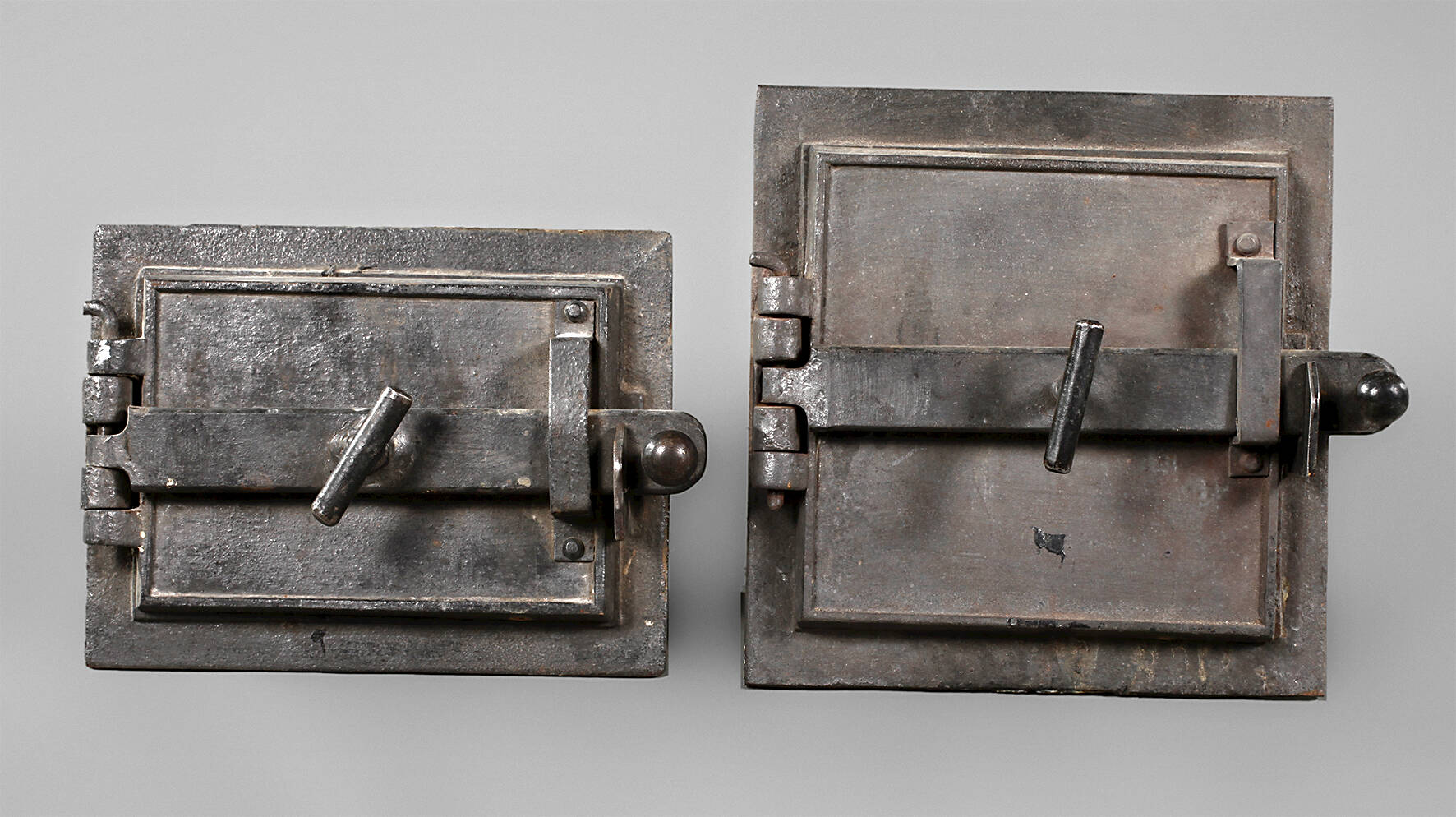 Zwei Türen Kachelofen