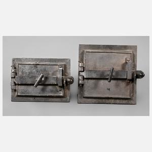 Zwei Türen Kachelofen