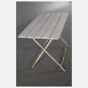 Gartentisch und vier Stühle