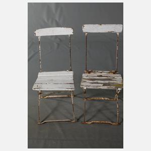 Gartentisch und vier Stühle