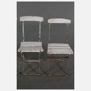 Gartentisch und vier Stühle