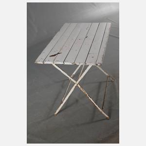 Gartentisch und drei Stühle