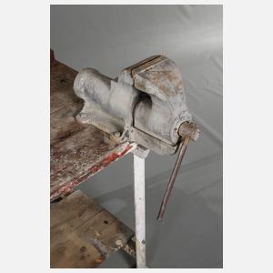 Werktisch mit Schraubstock