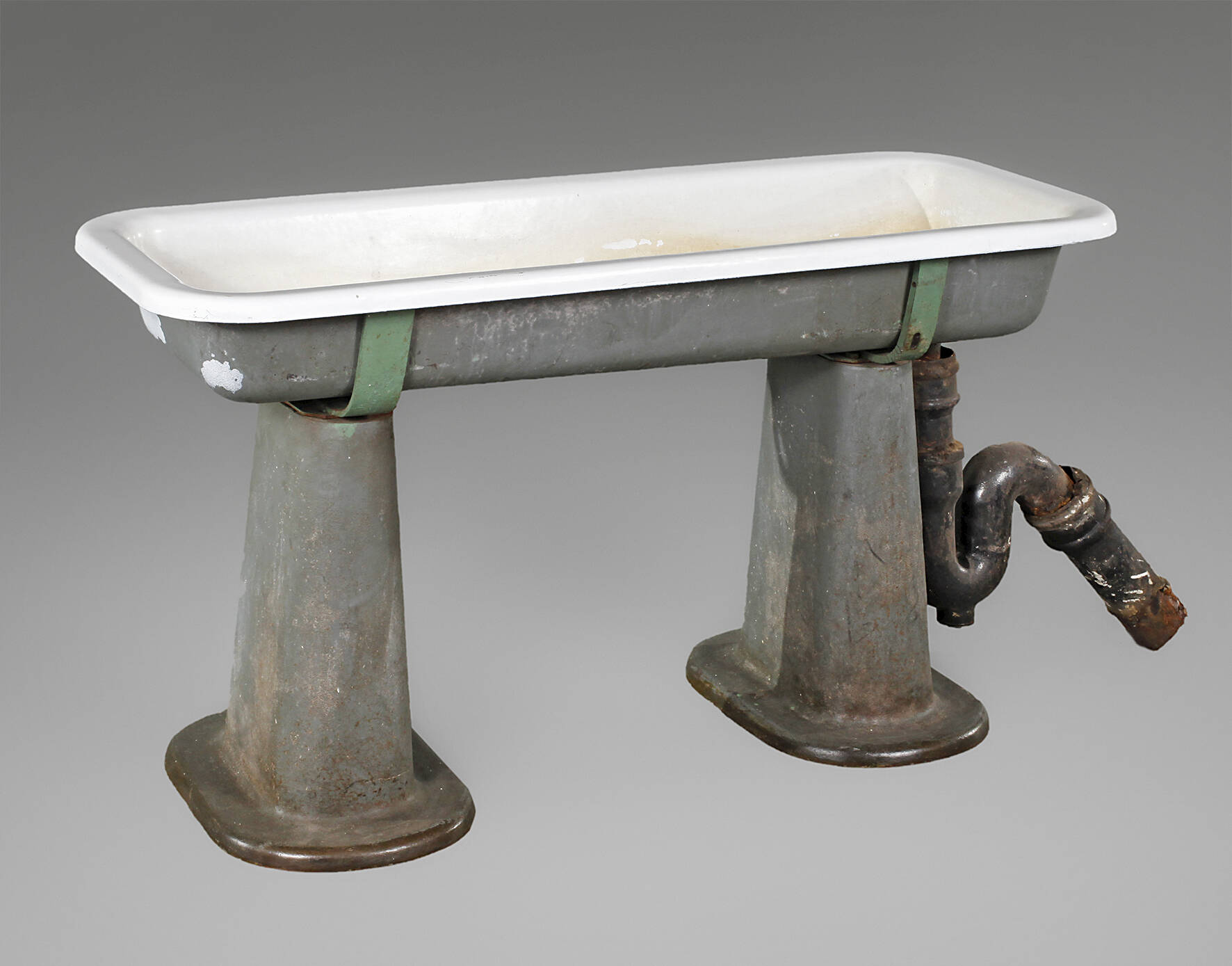 Gusswaschbecken mit Konsolen und Ablauf