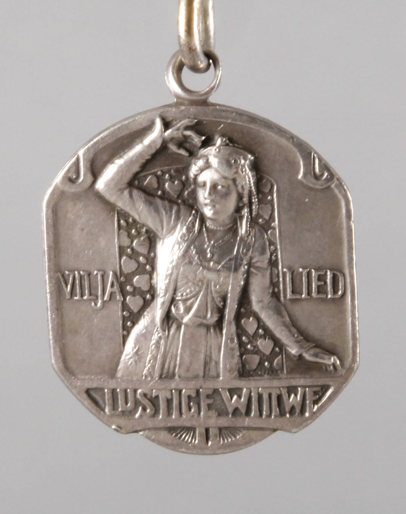 Jugendstilanhänger Lustige Witwe